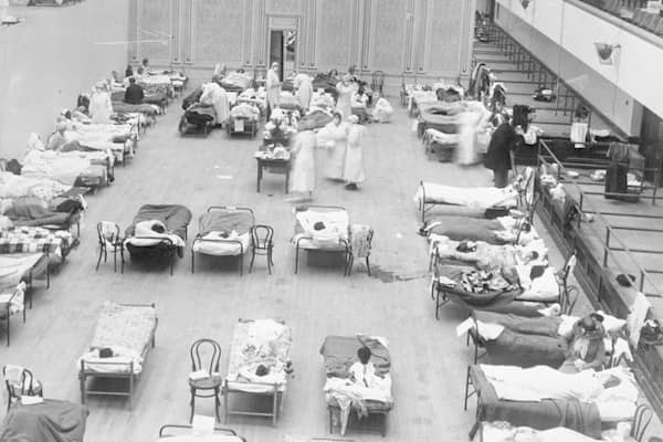 Volunteer nurses tending influenza sufferers in Oakland, California, during the pandemic of 1918.